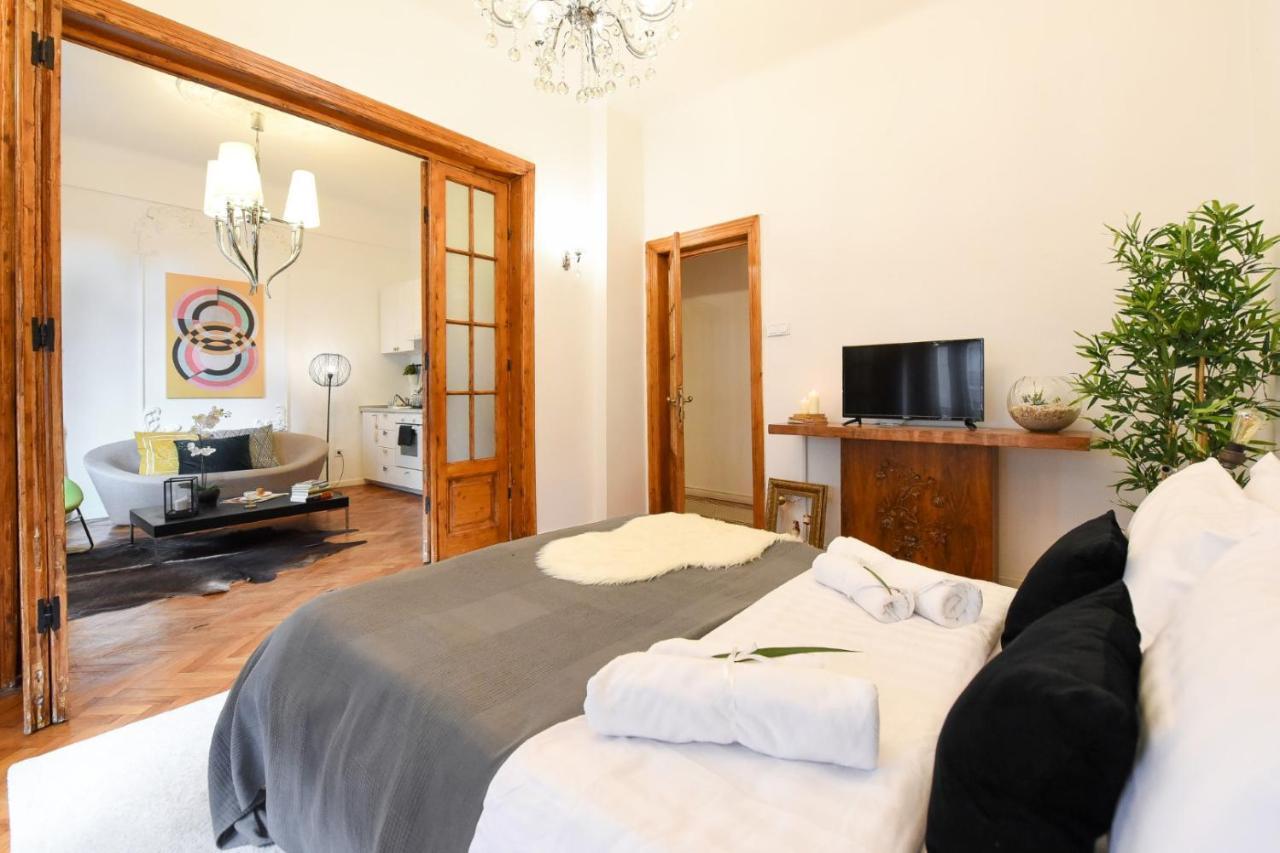 부쿠레슈티 Love.Travel.Explore ♥️Apt W/ Balcony In Old Town 아파트 외부 사진