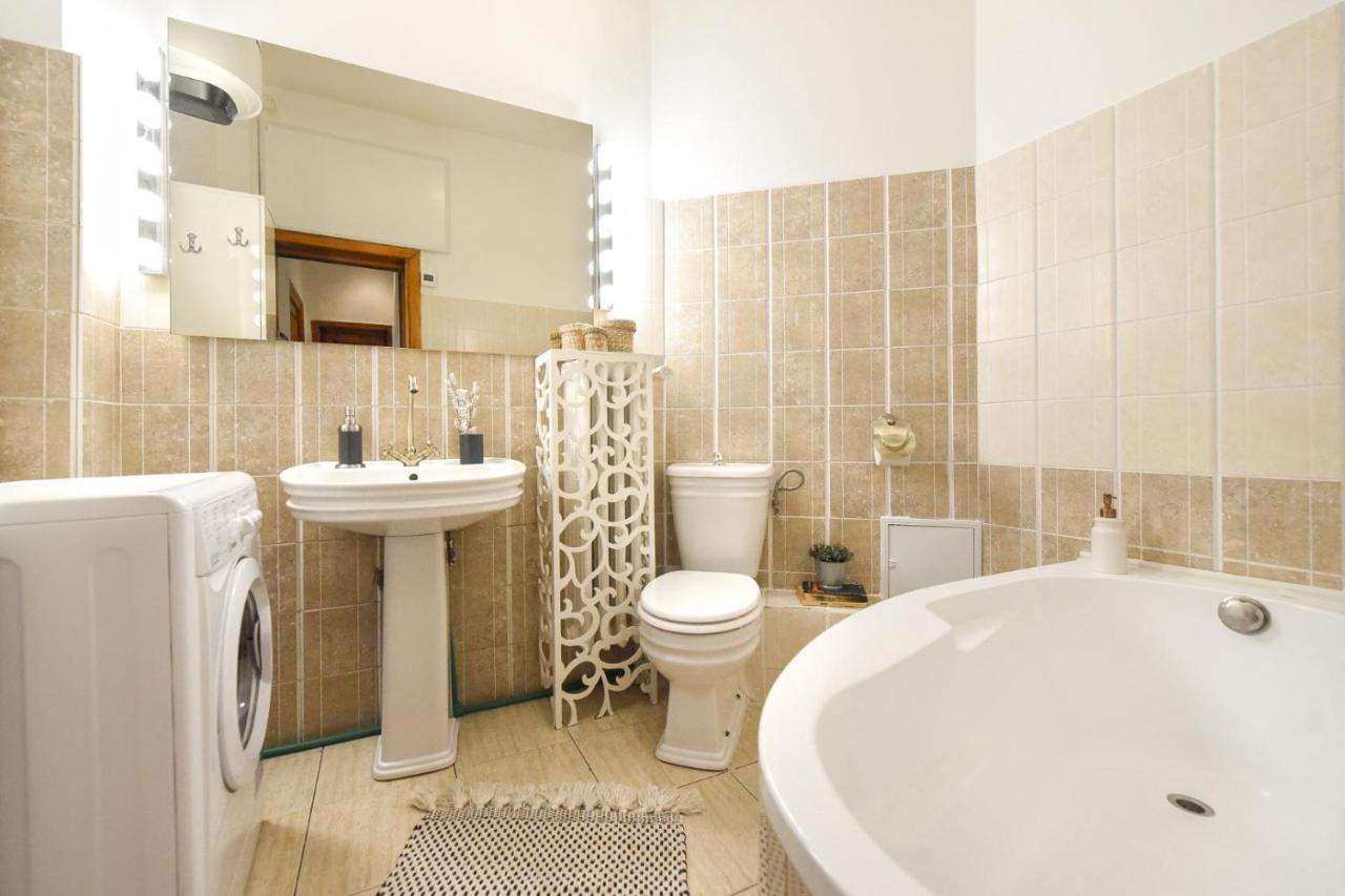 부쿠레슈티 Love.Travel.Explore ♥️Apt W/ Balcony In Old Town 아파트 외부 사진